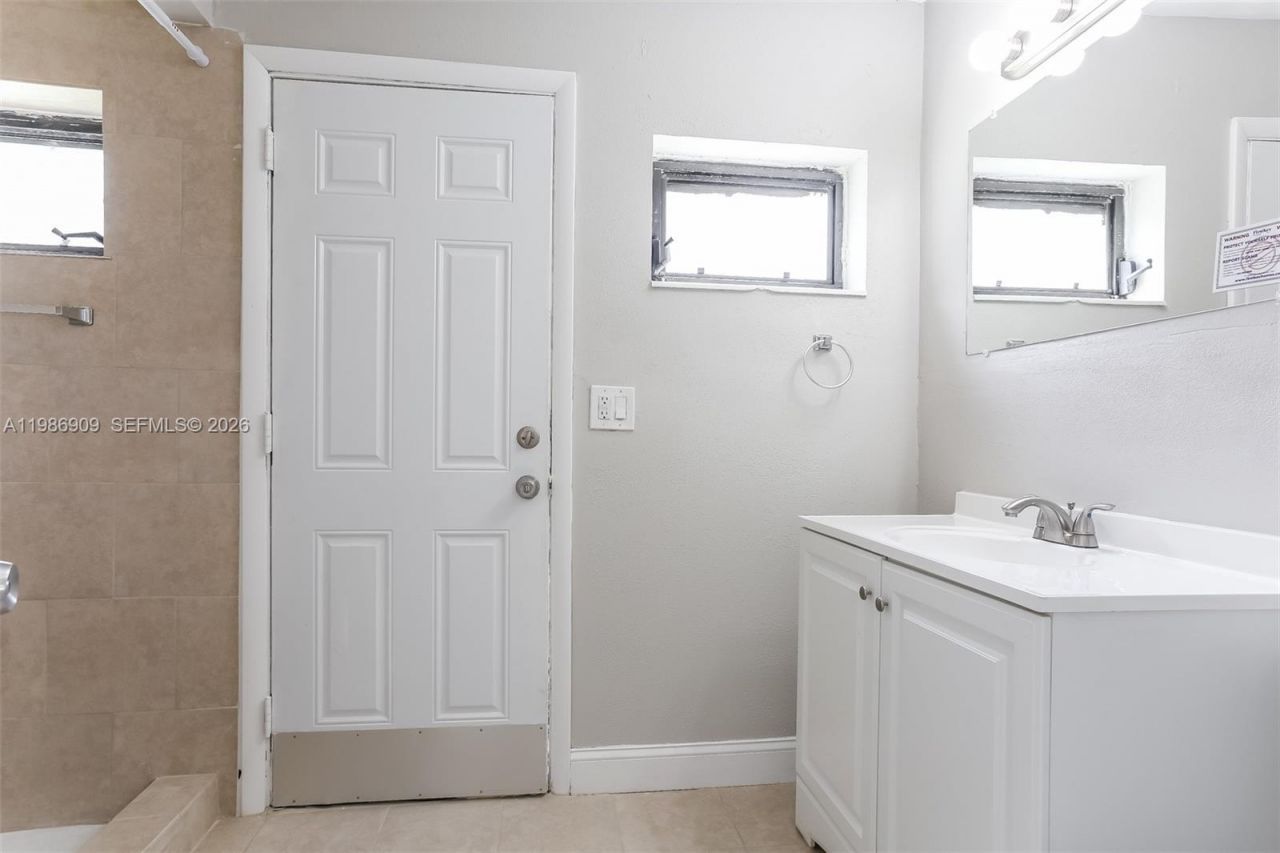 1078 NE 157th St, North Miami Beach, FL 33162 Photo