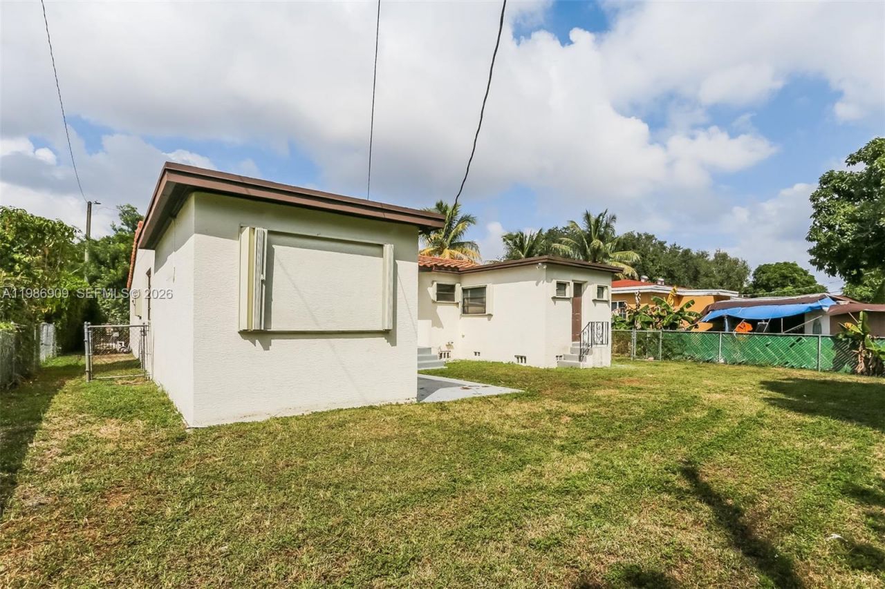 1078 NE 157th St, North Miami Beach, FL 33162 Photo