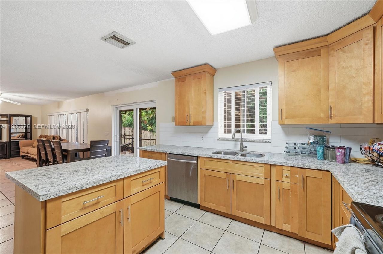 1421 SW 97th Ave, Pembroke Pines, FL 33025 Photo