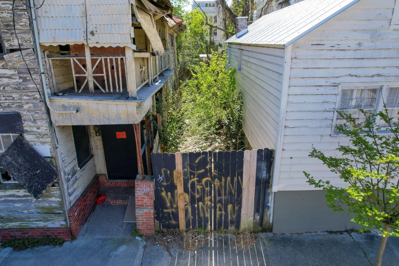 13 Line Street Photo 5