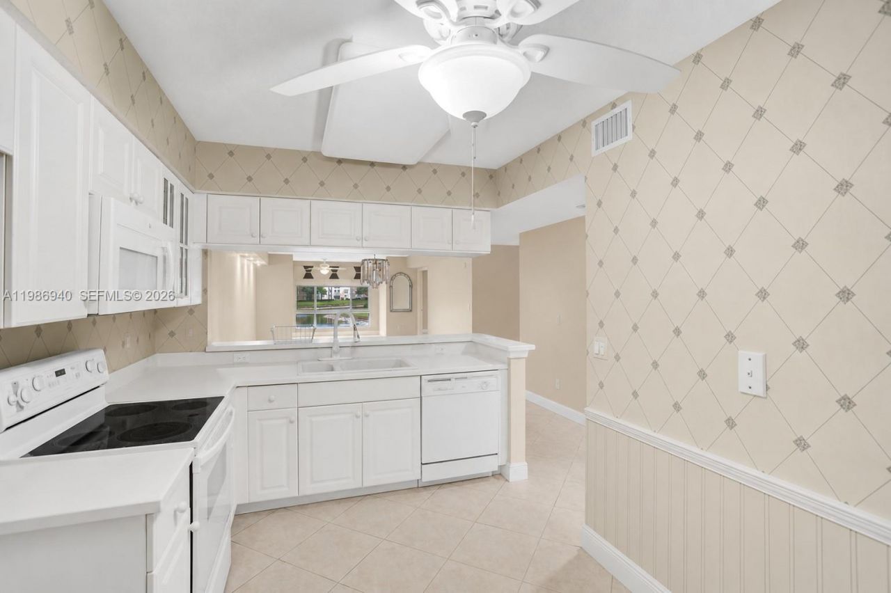 12547 Imperial Isle Dr, Unit 206, Boynton Beach, FL 33437 Photo