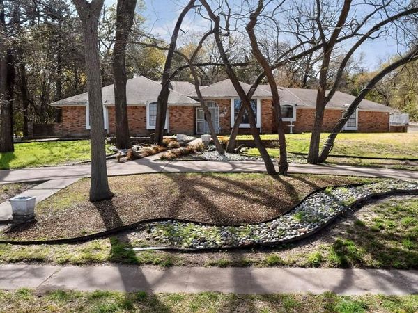 266 N Creekwood Drive, Lancaster, TX 75146