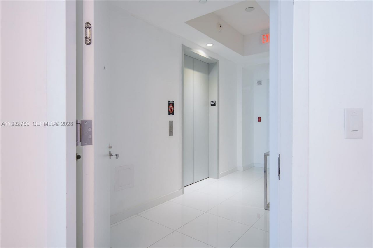 851 NE 1st Ave, Unit 4406, Miami, FL 33132 Photo