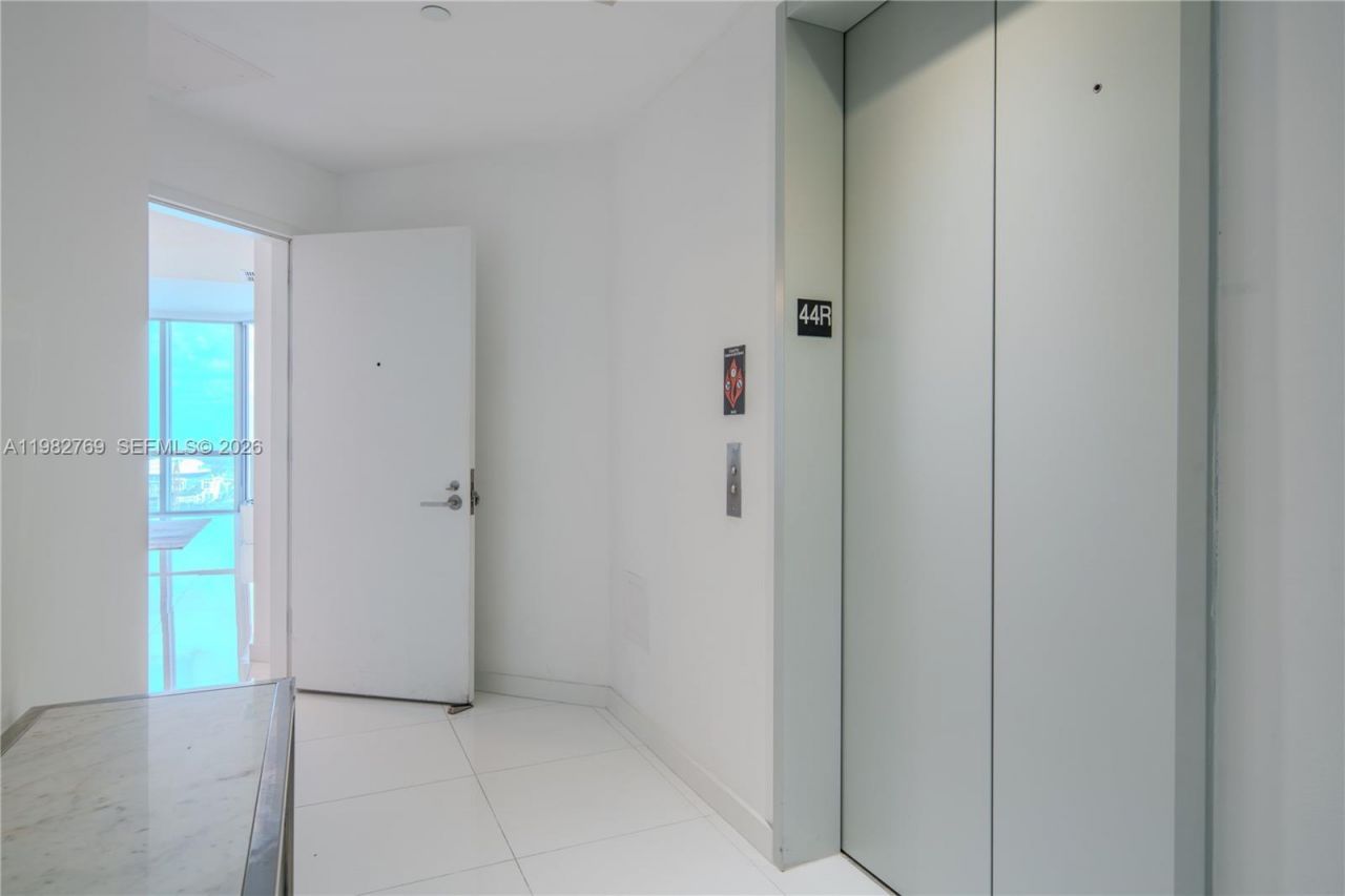 851 NE 1st Ave, Unit 4406, Miami, FL 33132 Photo