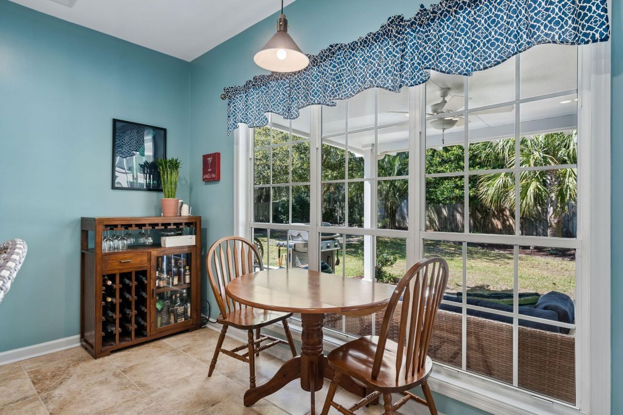 733 Ginglis Way Photo 17