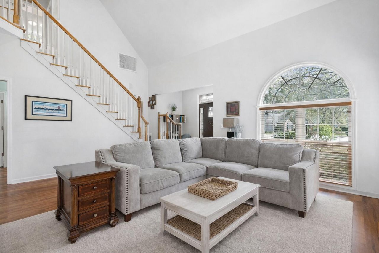 733 Ginglis Way Photo 4