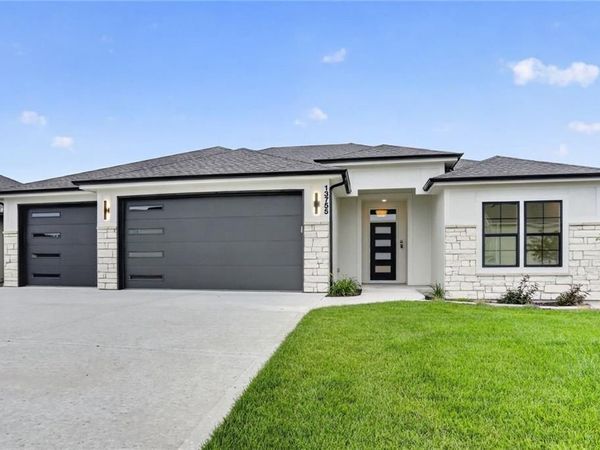 13755 NW 70th Street, Parkville, MO 64152