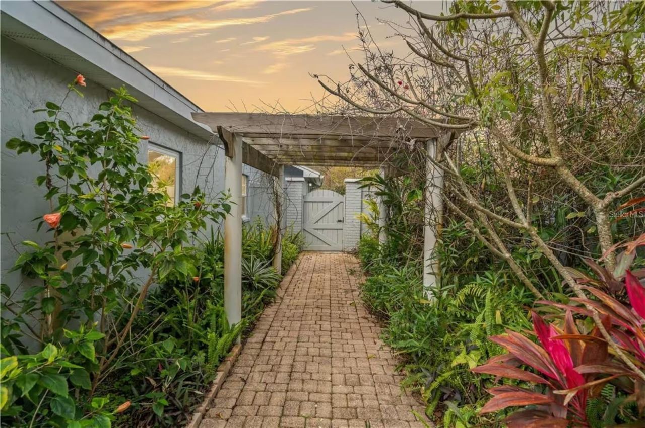 2102 W Kyra Drive, Tampa, FL 33612 Photo