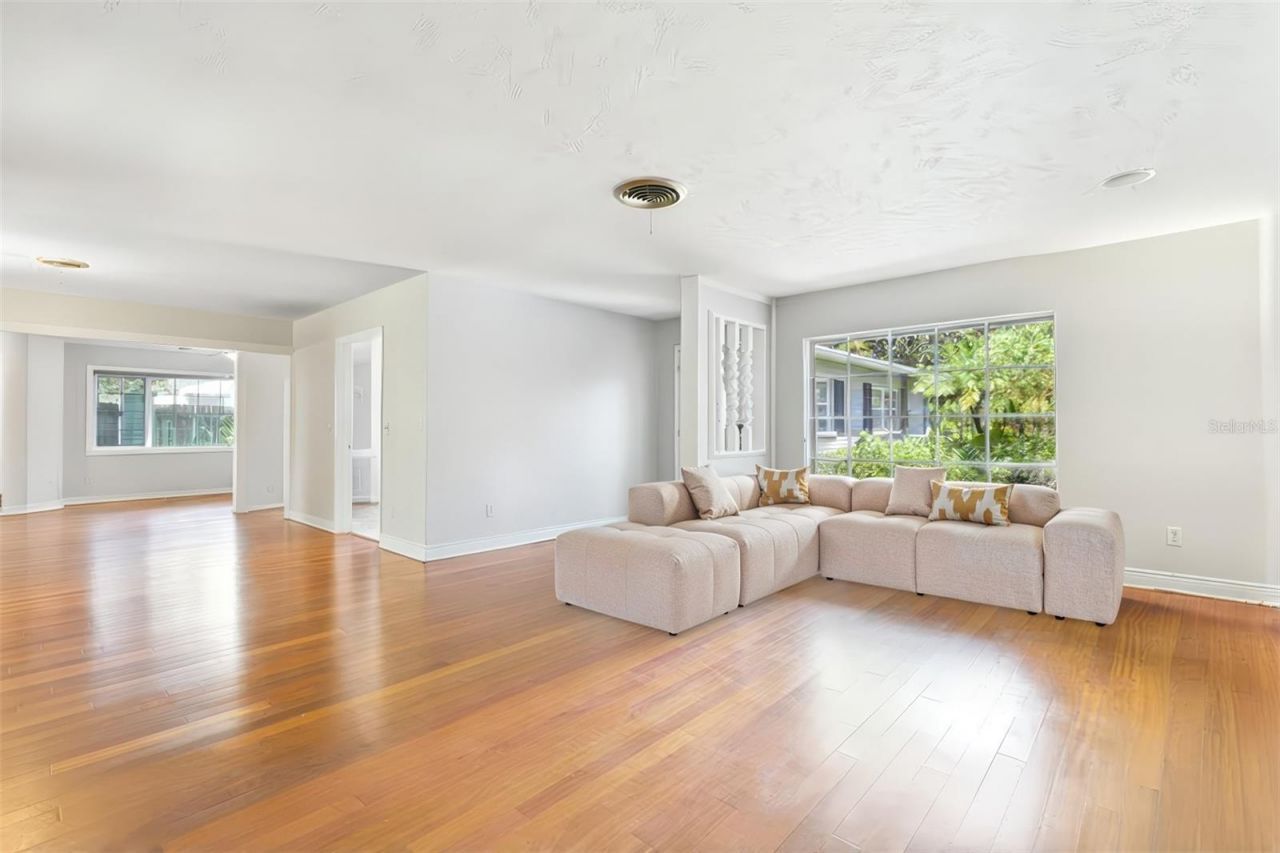 2102 W Kyra Drive, Tampa, FL 33612 Photo