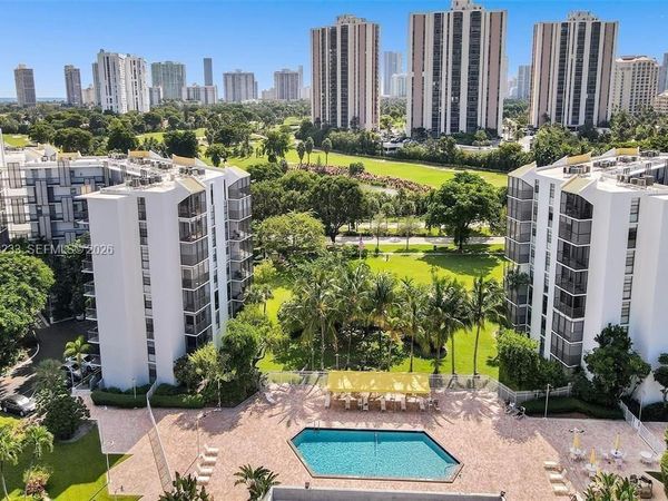 20400 W Country Club Dr, Unit 412, Aventura, FL 33180