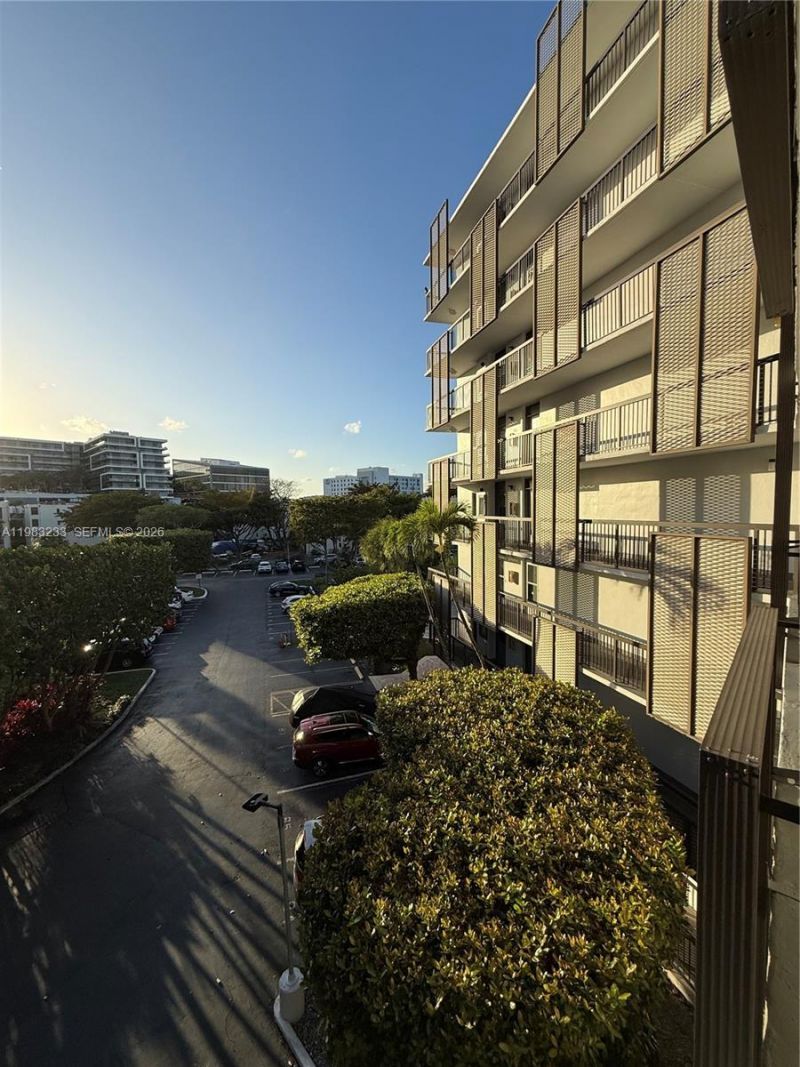 20400 W Country Club Dr, Unit 412, Aventura, FL 33180 Photo