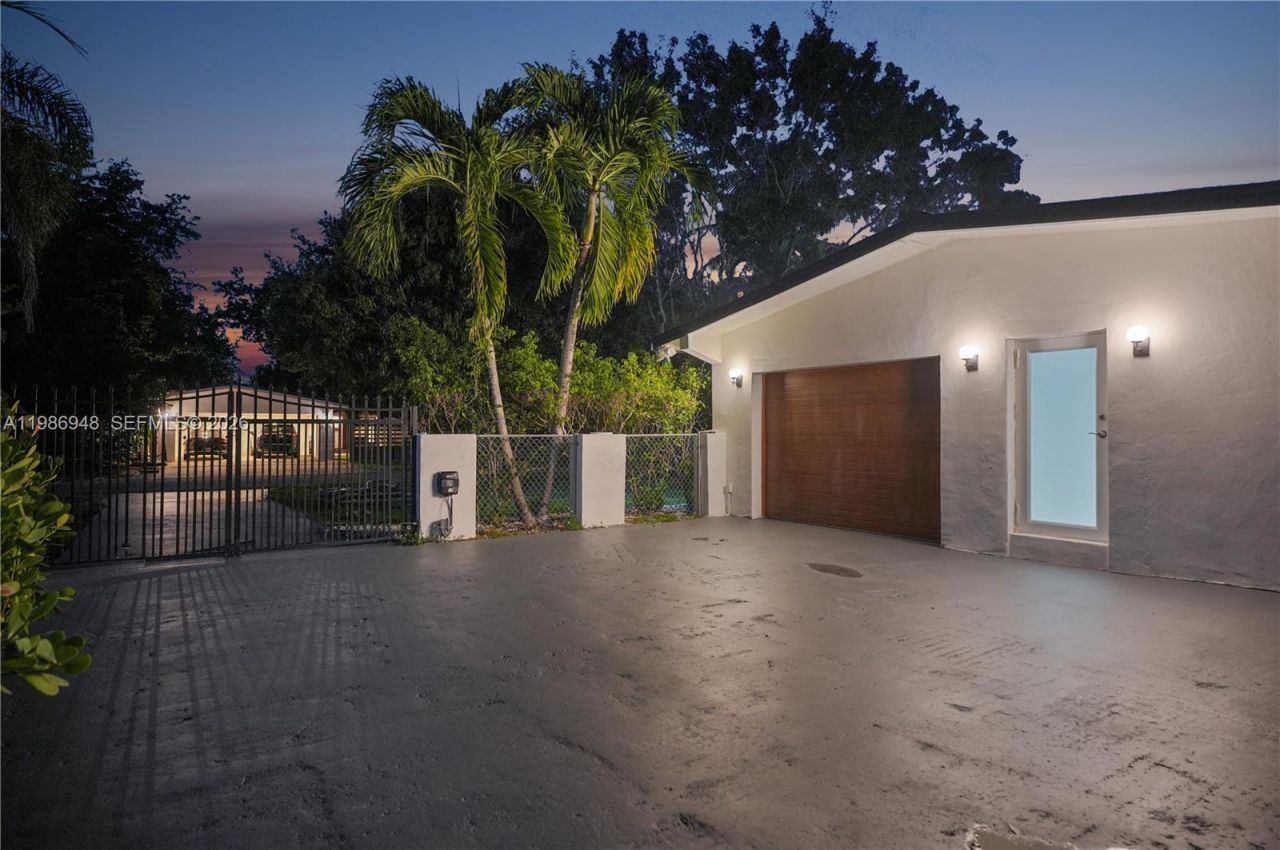 8220 SW 133rd St , Pinecrest, FL 33156 Photo