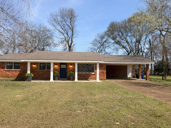 409 Lakeside Dr, Florence, AL