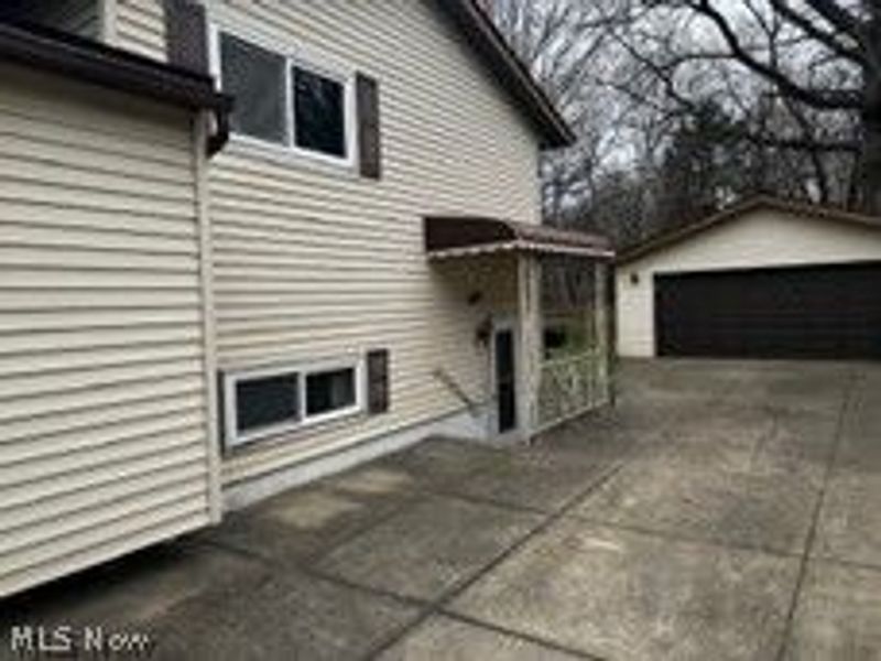 983 E 179 Street, Cleveland, OH 44119 Photo 2