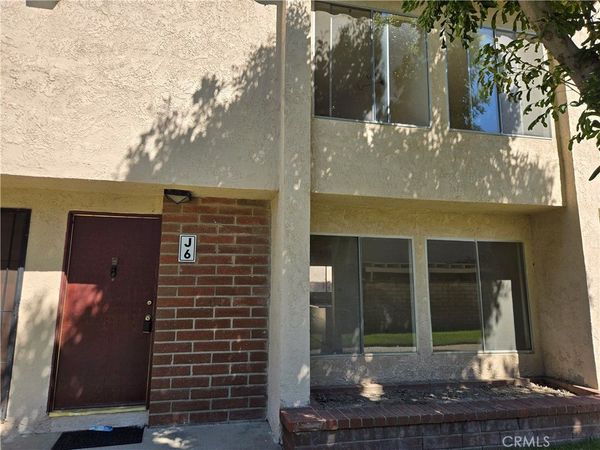 700 W La Veta, Unit J6, Orange, CA 92868