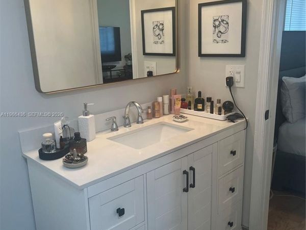 8221 NW 14th St, Plantation, FL 33322