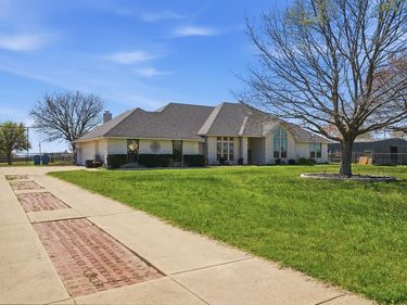 333 Meadow Crest Road, Fort Worth, TX 76108