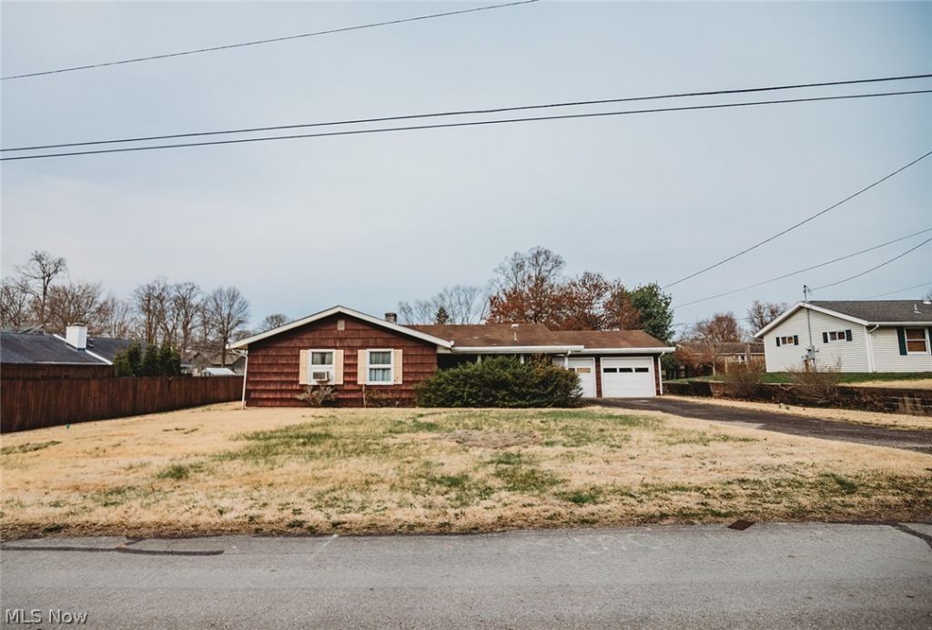 203 Clark Drive, Marietta, OH 45750 Main Photo