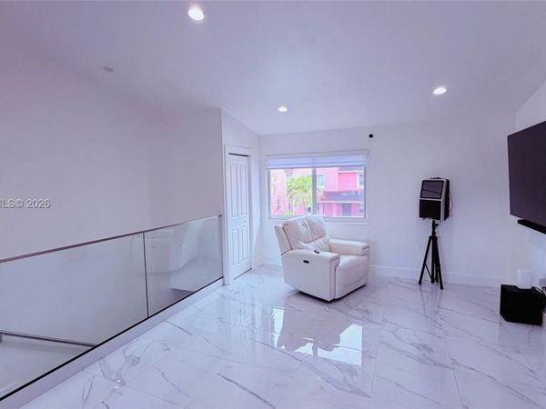 8033 Lake Dr , Unit 203, Doral, FL 33166