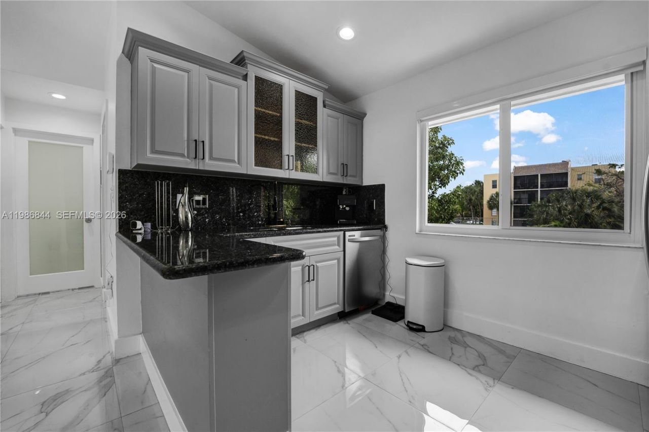 8033 Lake Dr, Unit 203, Doral, FL 33166 Photo