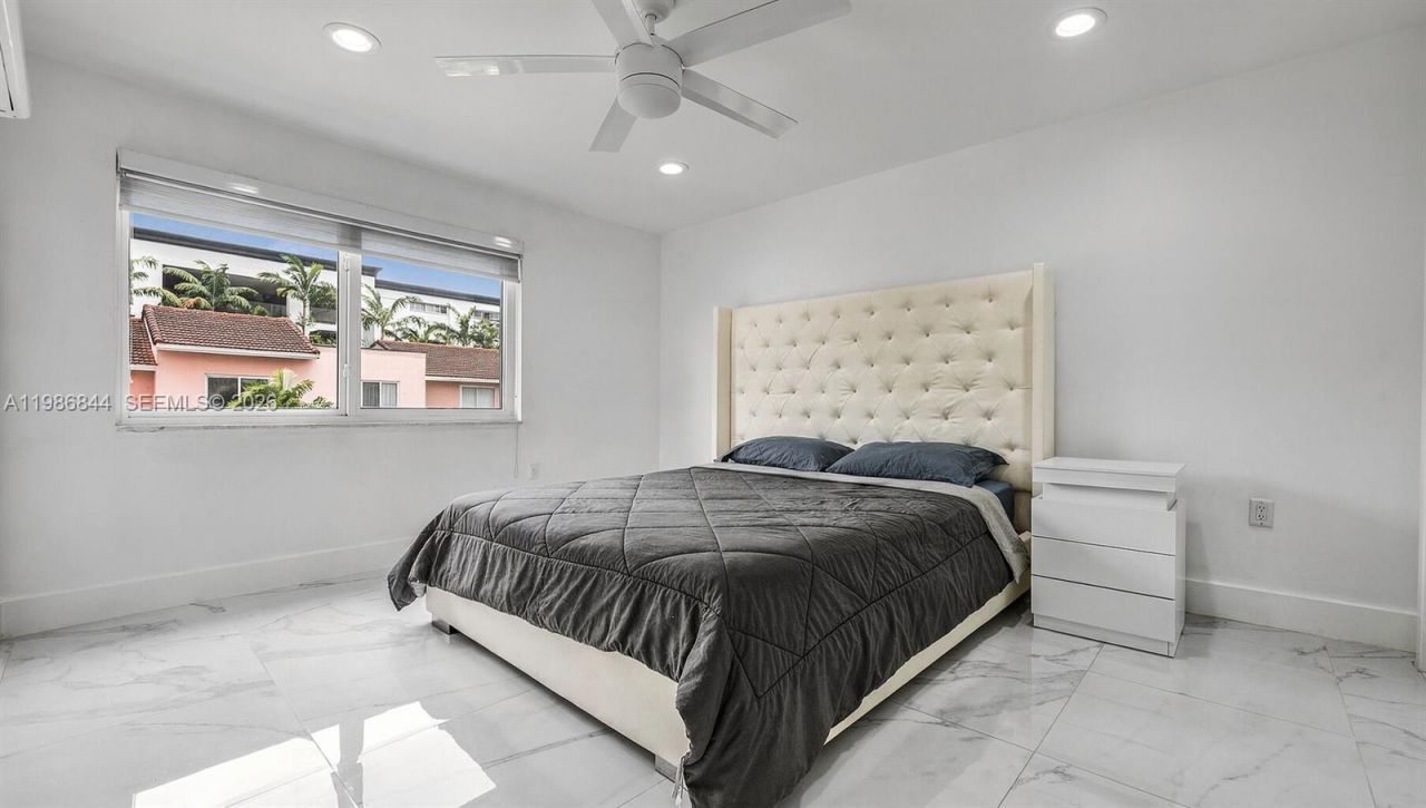 8033 Lake Dr, Unit 203, Doral, FL 33166 Photo