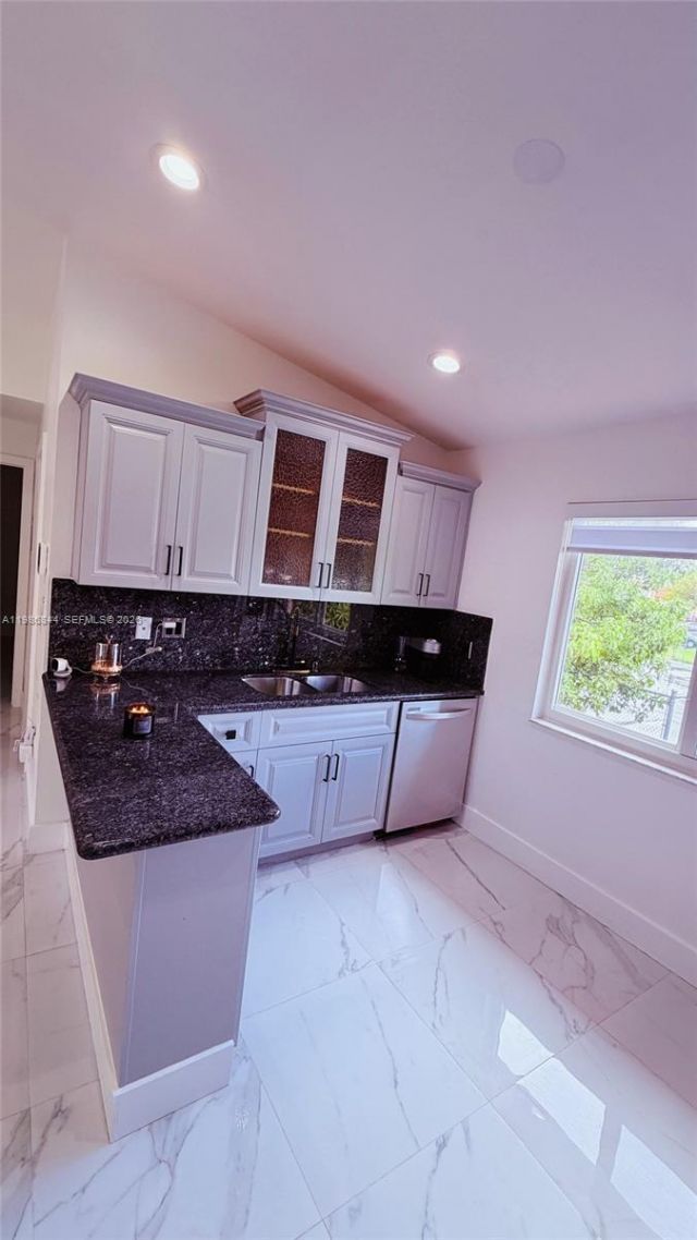 8033 Lake Dr , Unit 203, Doral, FL 33166 Photo