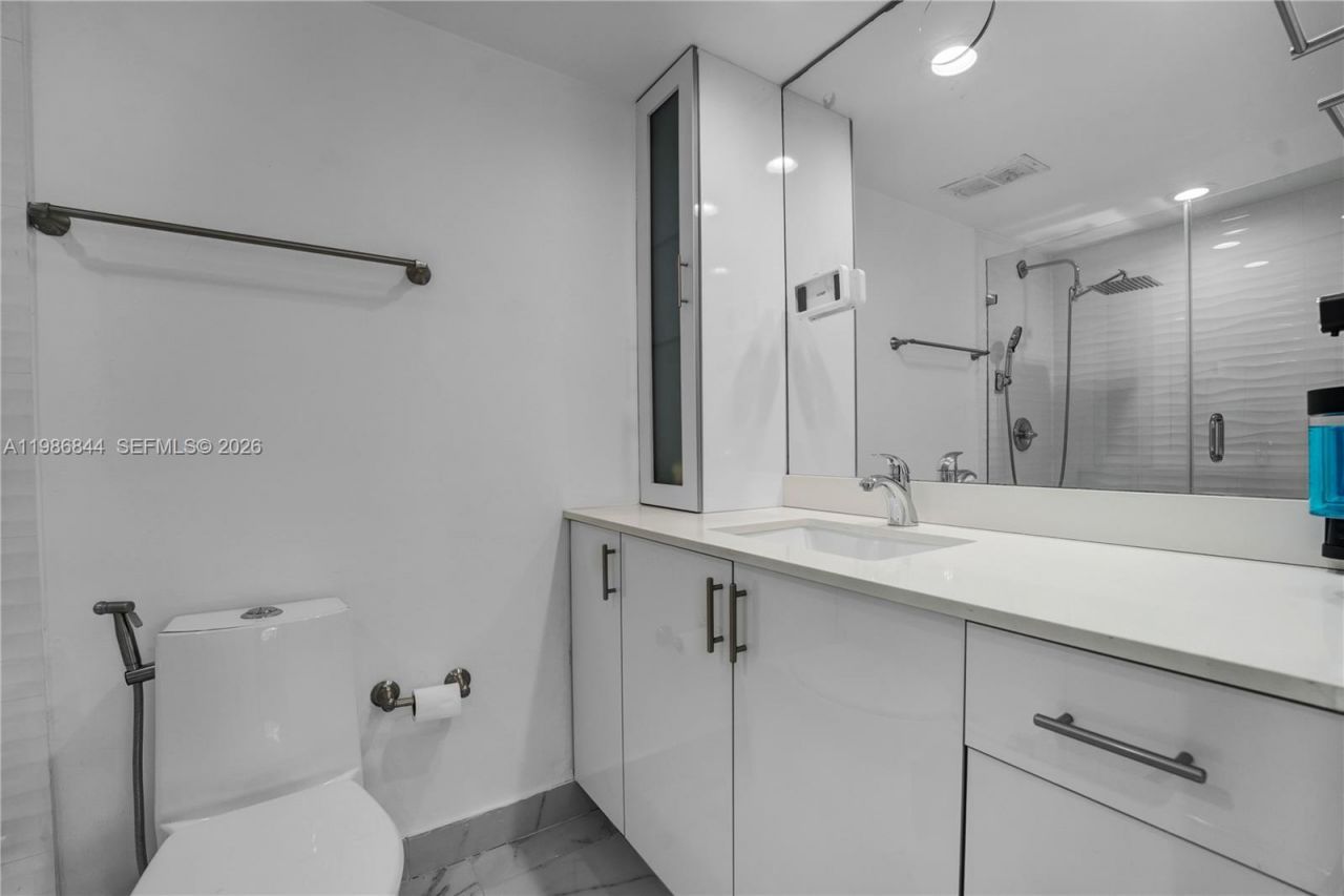8033 Lake Dr, Unit 203, Doral, FL 33166 Photo