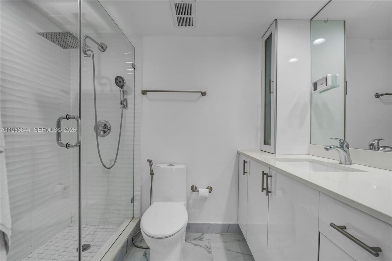 8033 Lake Dr, Unit 203, Doral, FL 33166 Photo