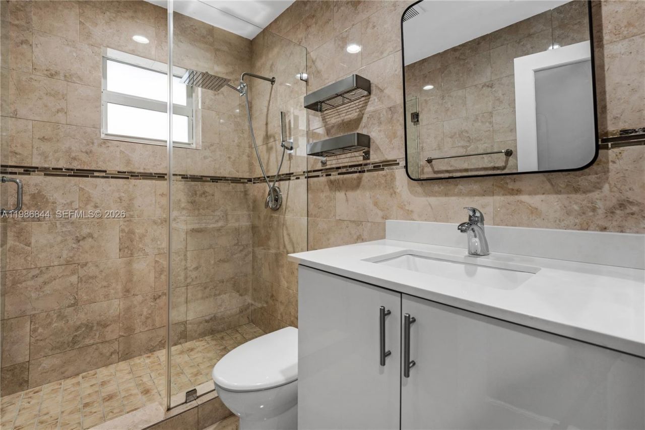 8033 Lake Dr, Unit 203, Doral, FL 33166 Photo