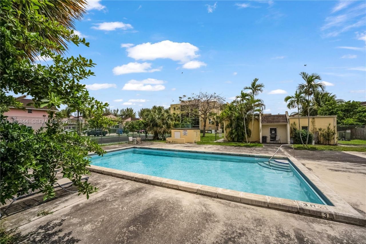 8033 Lake Dr, Unit 203, Doral, FL 33166 Photo