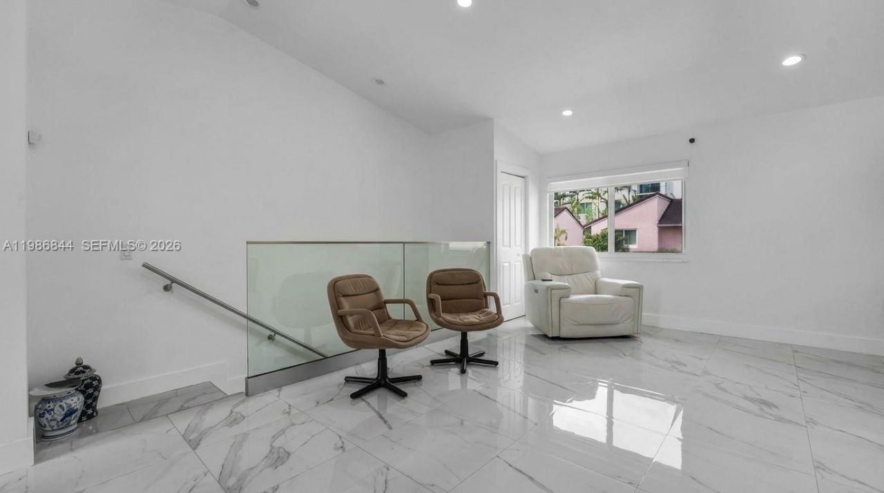 8033 Lake Dr, Unit 203, Doral, FL 33166 Photo