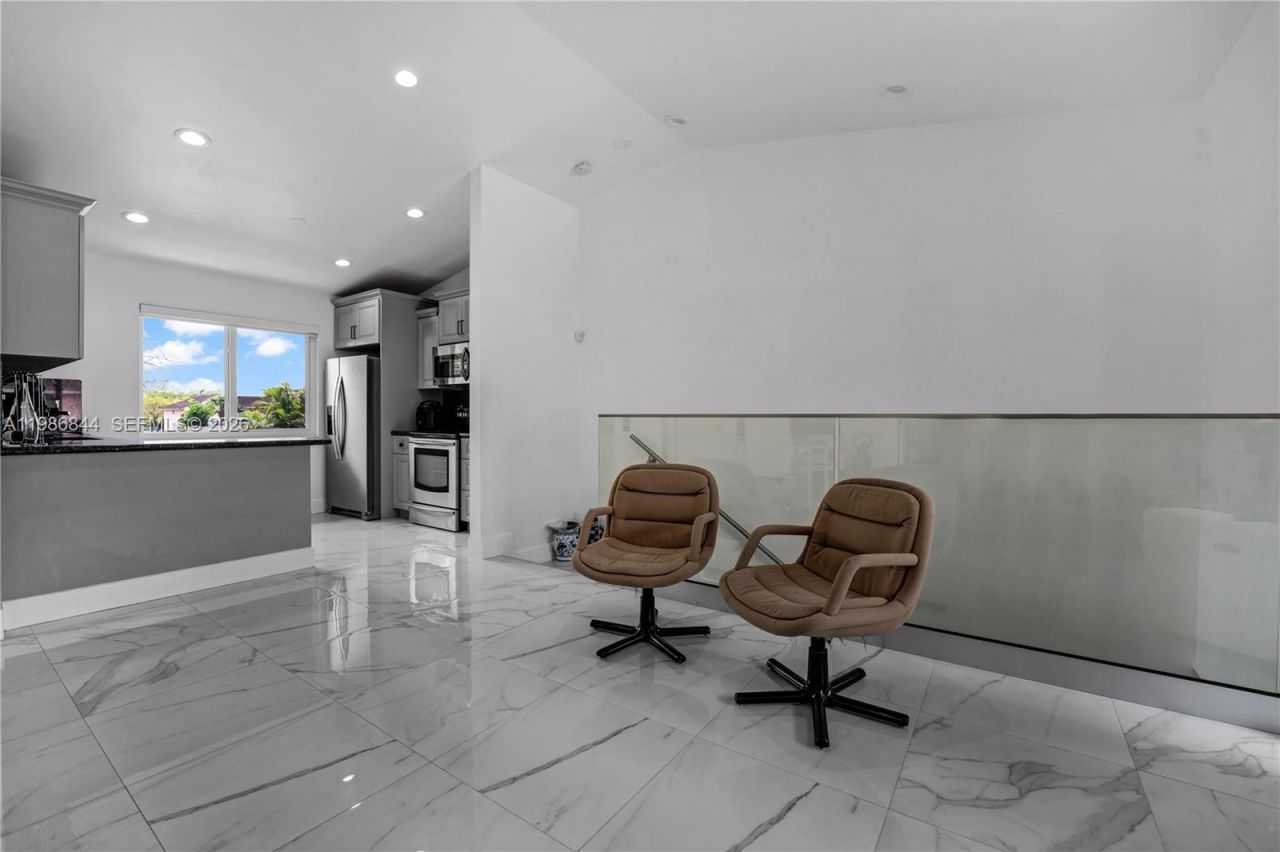 8033 Lake Dr, Unit 203, Doral, FL 33166 Photo