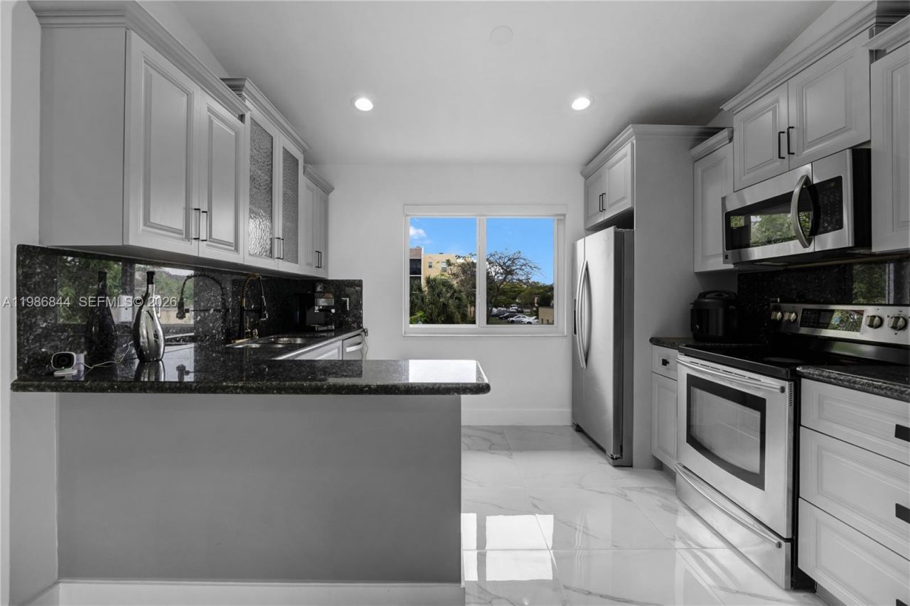 8033 Lake Dr, Unit 203, Doral, FL 33166 Photo