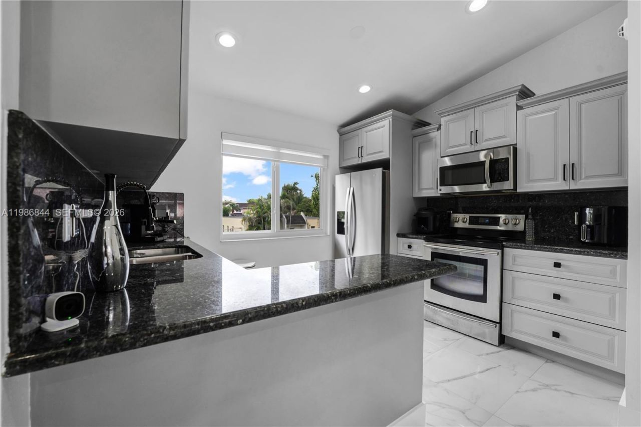 8033 Lake Dr, Unit 203, Doral, FL 33166 Photo