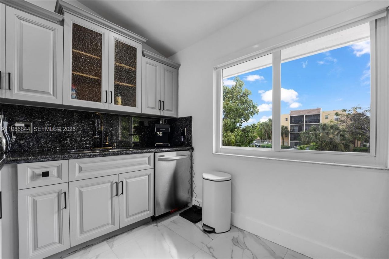 8033 Lake Dr, Unit 203, Doral, FL 33166 Photo