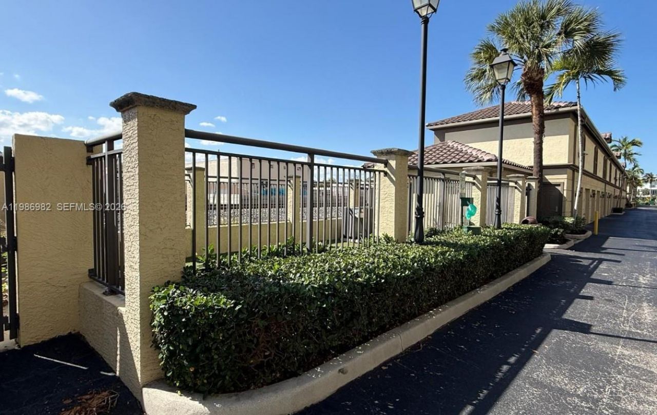 2625 NE 14th Ave, Unit 406, Wilton Manors, FL 33334 Photo