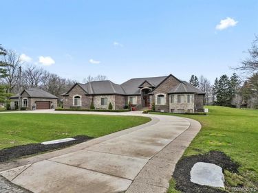 3960 HARVEST CREEK Court, Oakland Twp, MI 48306
