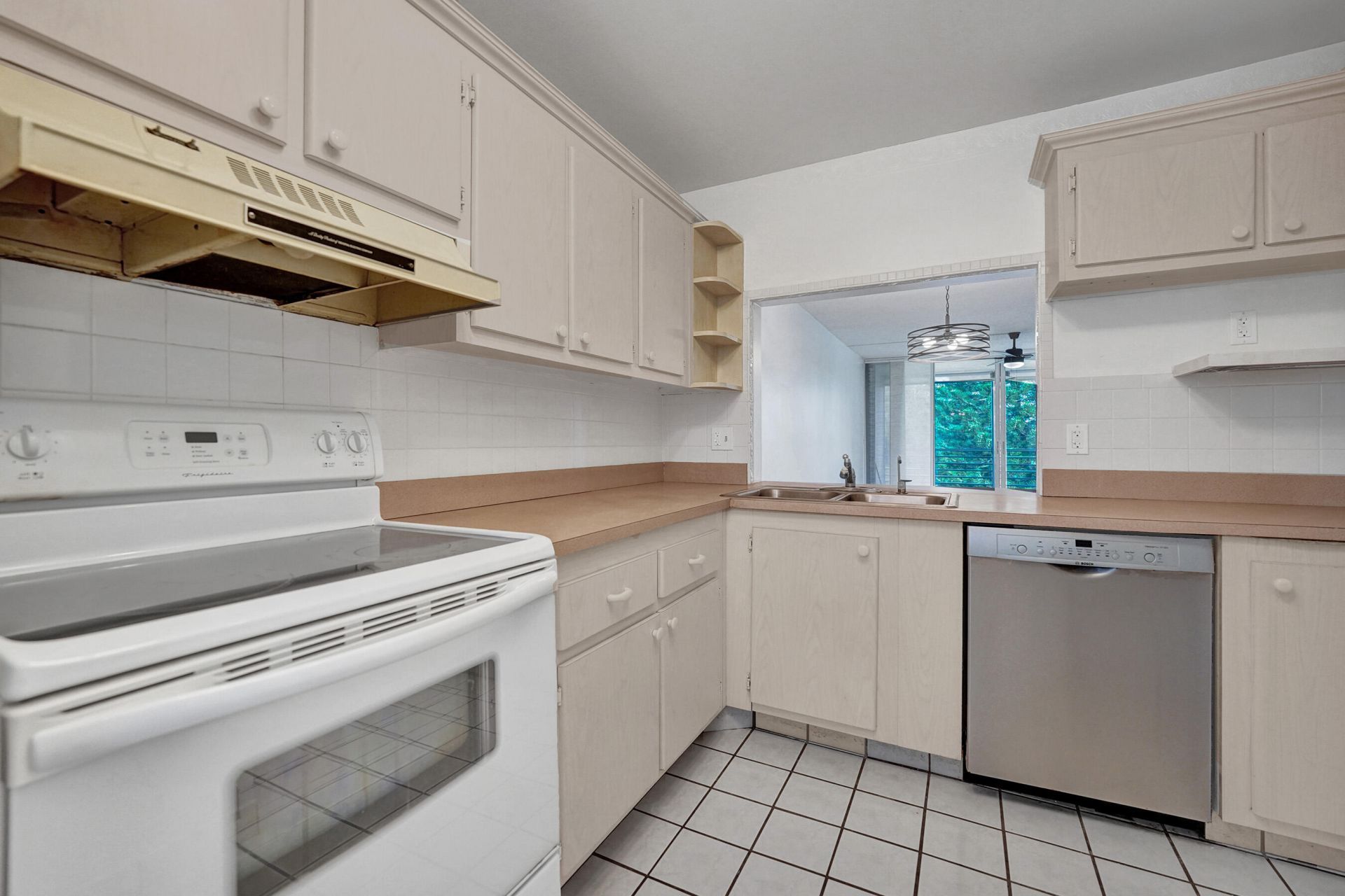 9470 Poinciana Place, Unit 308, Davie, FL 33324 Photo