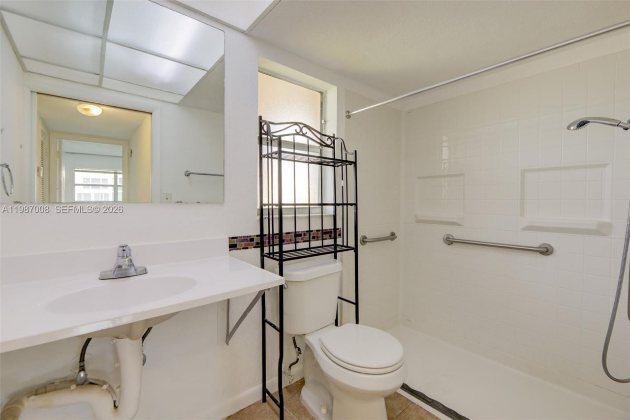 8951 Sunrise Lakes Blvd, Unit 105, Sunrise, FL 33322 Photo