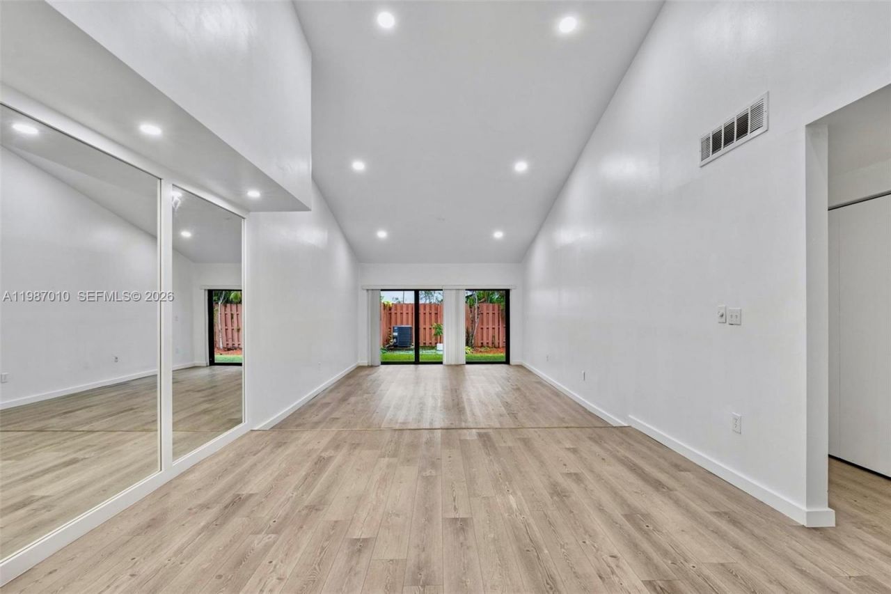 518 NE 199th Ln, Unit 3R, Miami, FL 33179 Photo