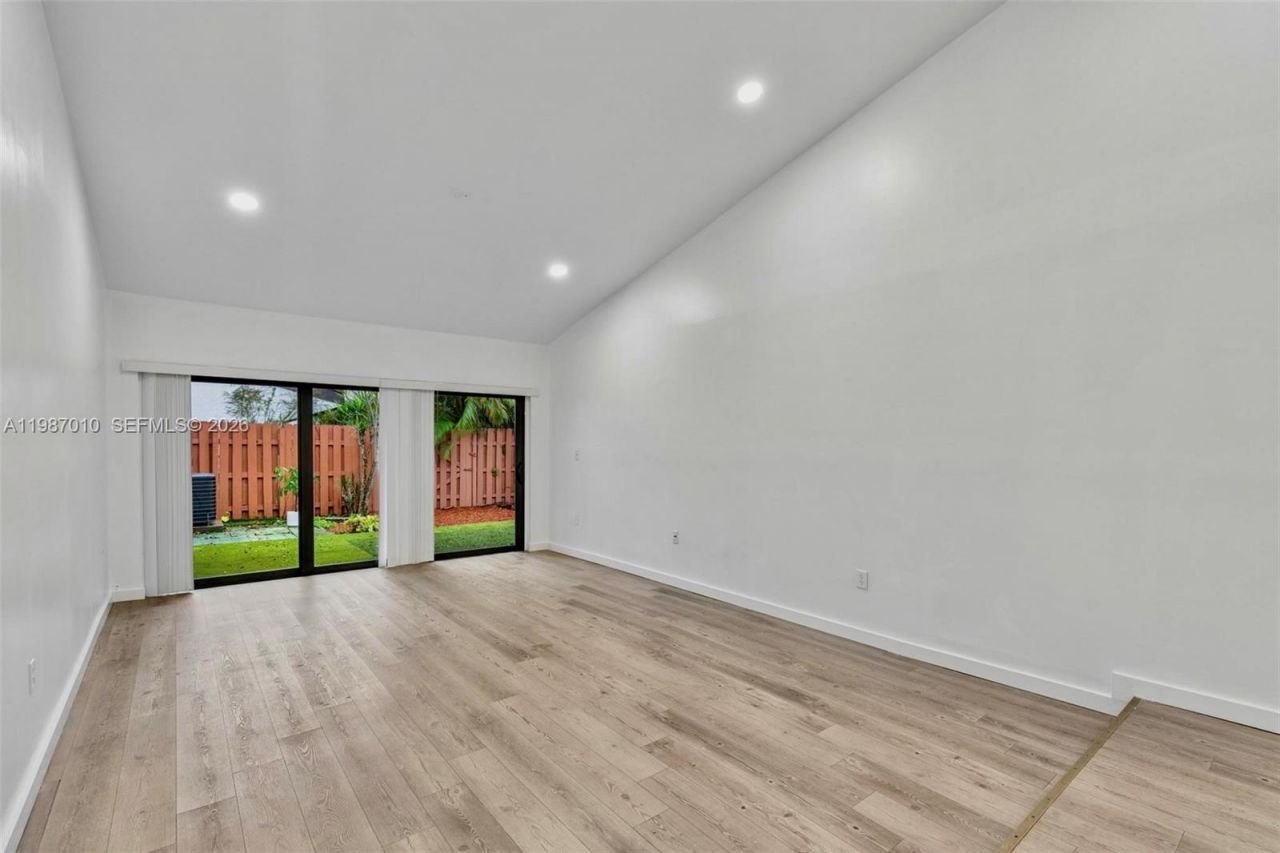 518 NE 199th Ln, Unit 3R, Miami, FL 33179 Photo