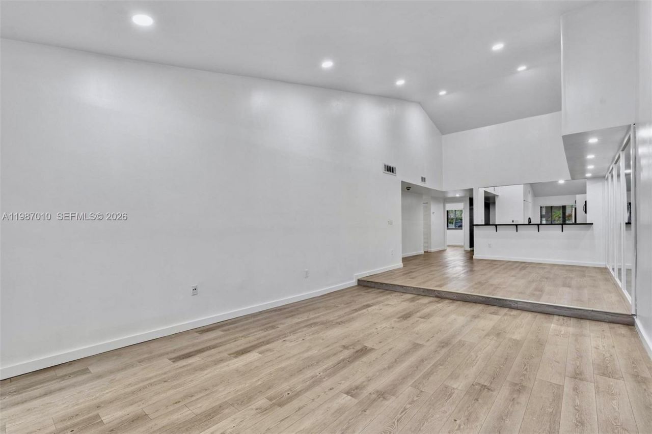 518 NE 199th Ln, Unit 3R, Miami, FL 33179 Photo