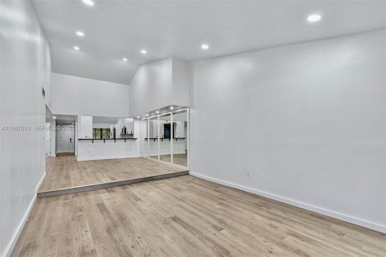 518 NE 199th Ln, Unit 3R, Miami, FL 33179 Photo