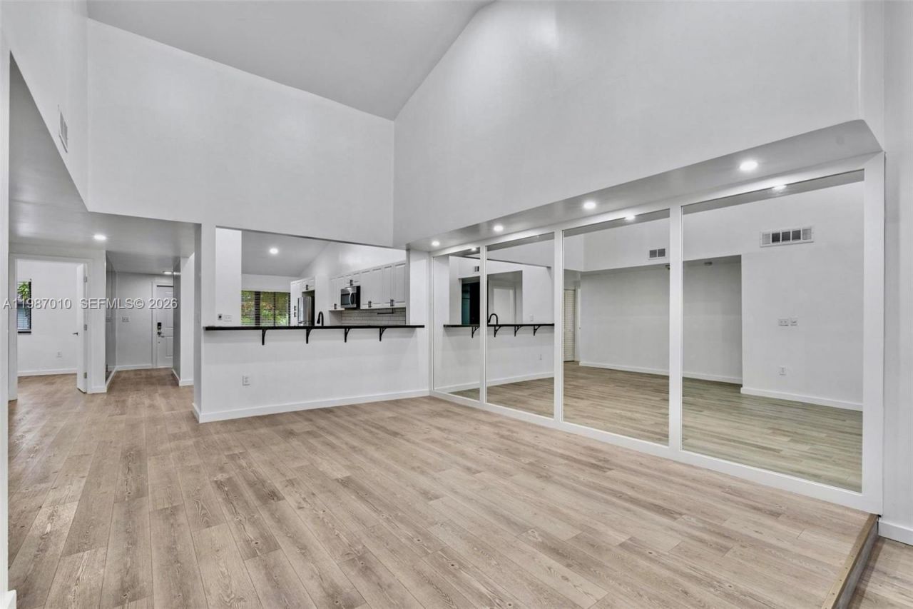 518 NE 199th Ln, Unit 3R, Miami, FL 33179 Photo