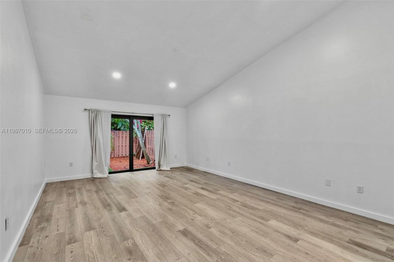 518 NE 199th Ln, Unit 3R, Miami, FL 33179 Photo