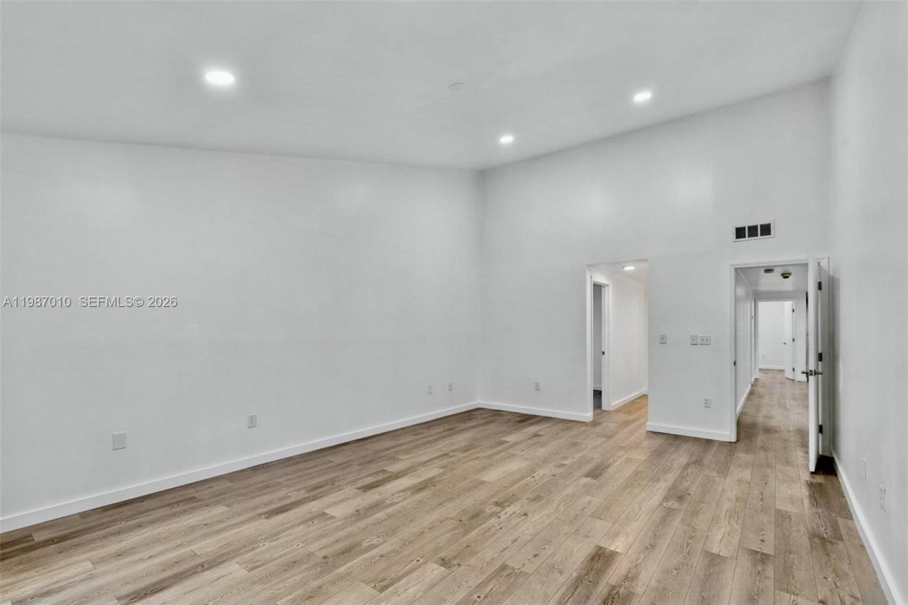 518 NE 199th Ln, Unit 3R, Miami, FL 33179 Photo