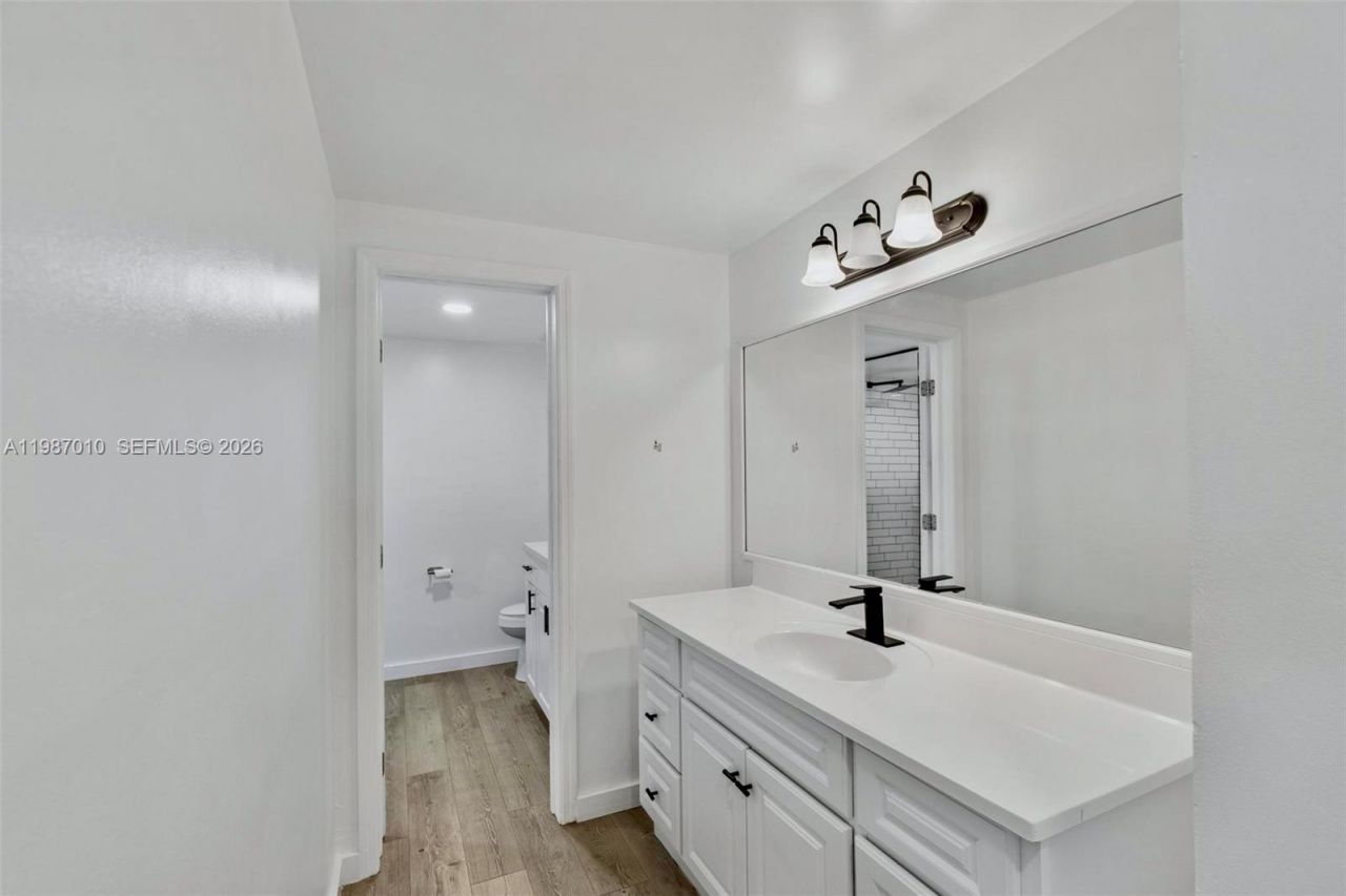 518 NE 199th Ln, Unit 3R, Miami, FL 33179 Photo