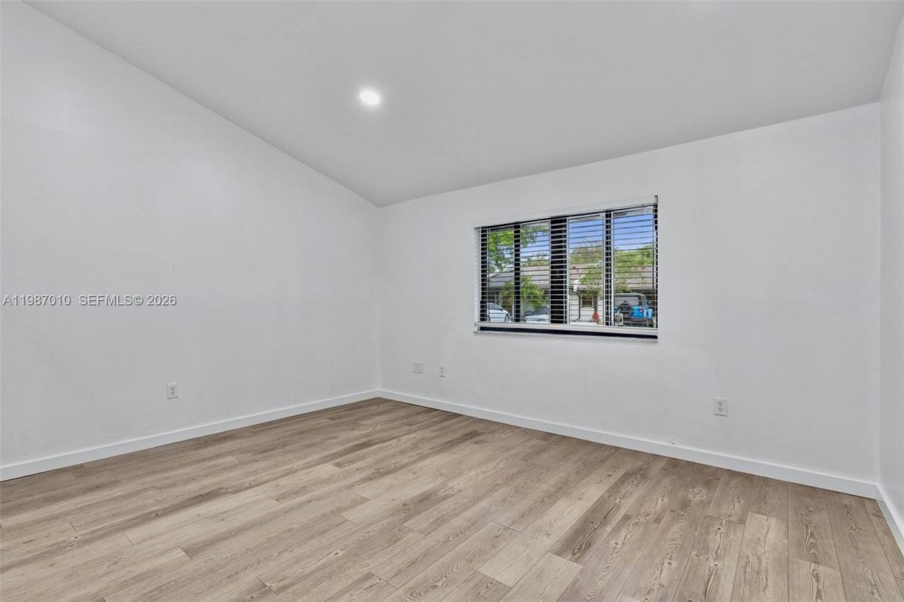 518 NE 199th Ln, Unit 3R, Miami, FL 33179 Photo