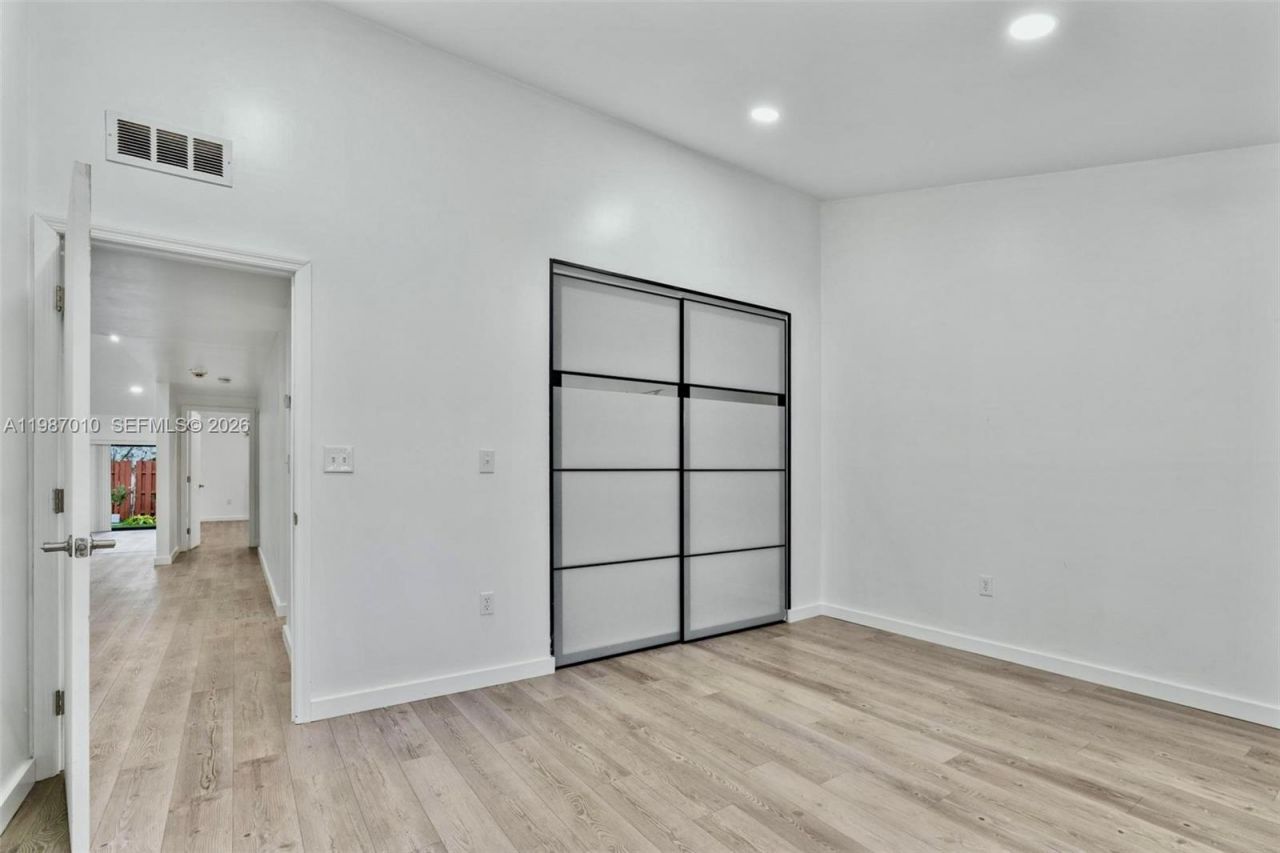 518 NE 199th Ln, Unit 3R, Miami, FL 33179 Photo