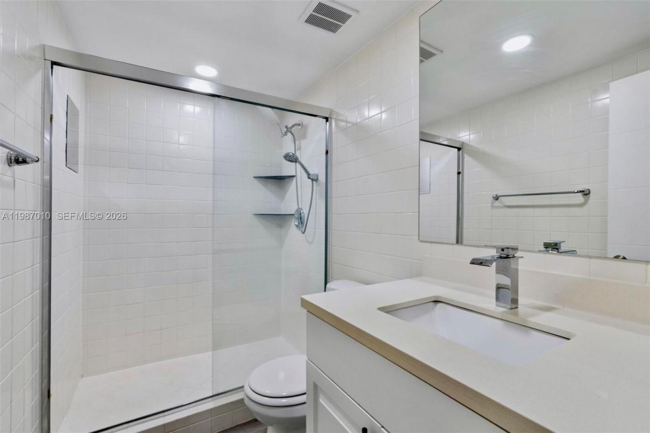 518 NE 199th Ln, Unit 3R, Miami, FL 33179 Photo